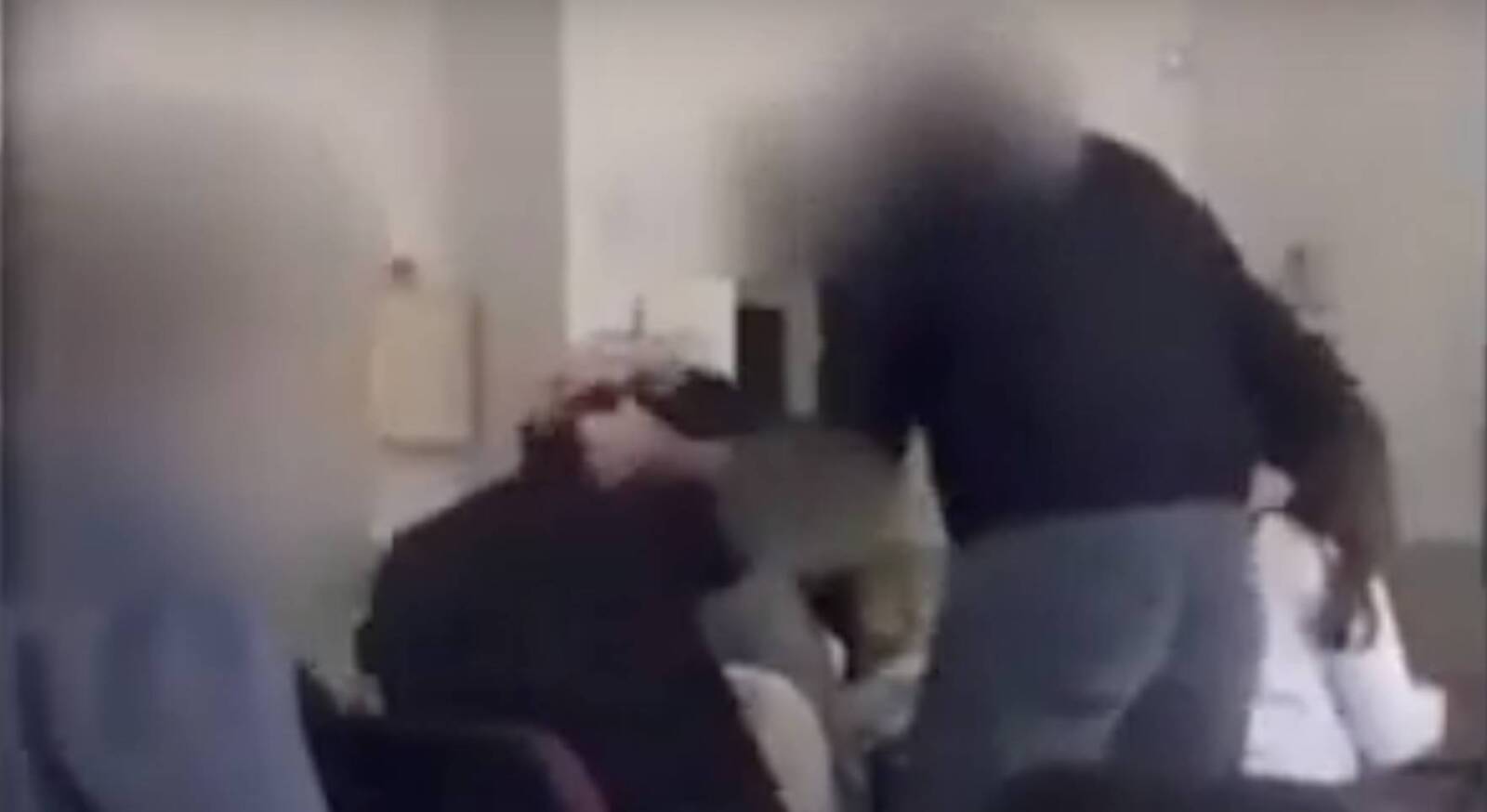 Professore prende a schiaffi l'alunno perchè senza mascherina. Delirio da Covid