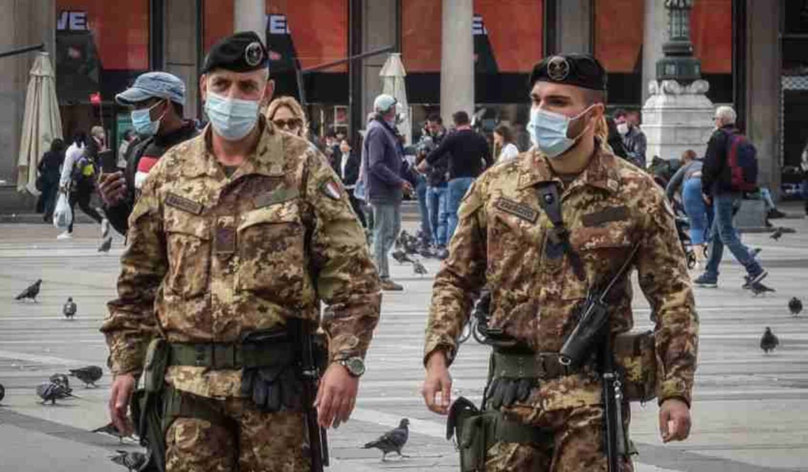 «Mamma, sistemiamo bene le mascherine, altrimenti ci sparano» Militari davanti alle scuole elementari a Messina