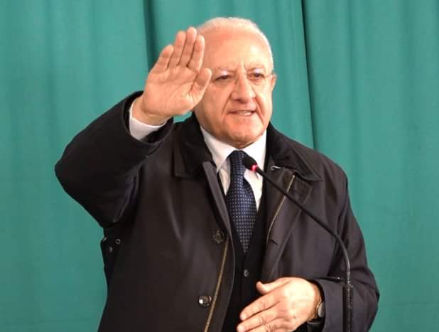 De Luca mette il bavaglio ai medici anti-Covid: niente interviste e rapporti con la stampa senza permesso
