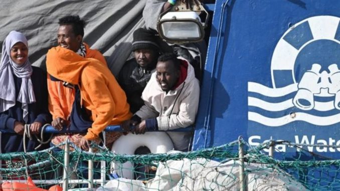 “Traffico di esseri umani”: arrestati 33 membri di una Ong tedesca. Indagate anche Sea Watch e Alarm Phone