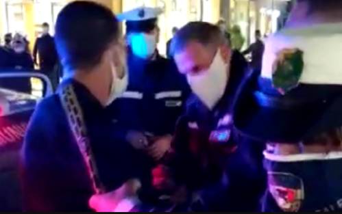 Ragazzo aggredito dai vigili perchè difende la ragazza incinta che si rifiuta di indossare la mascherina