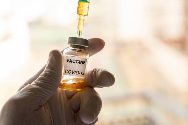 Che cosa tralascia di menzionare l’enfasi sul vaccino contro il Covid