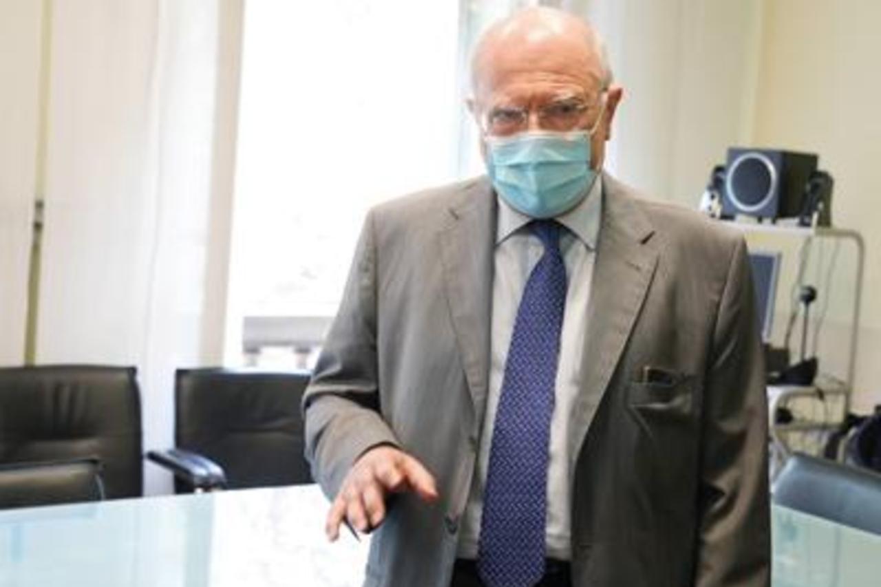 Dubbi sul vaccino covid, a Crisanti si aggiunge Galli. Mettere in discussione il verbo per qualcuno è lecito.