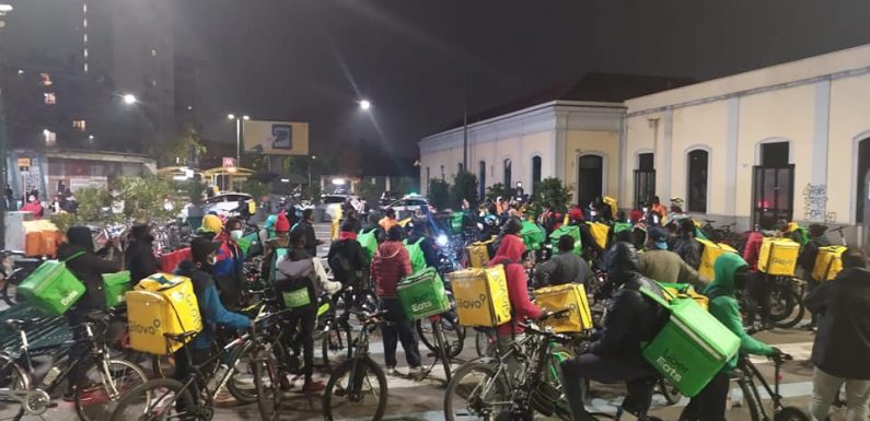 Rider in protesta dopo accordo al ribasso con assodelivery: due euro a consegna. Cibo dei crumiri gettato in strad