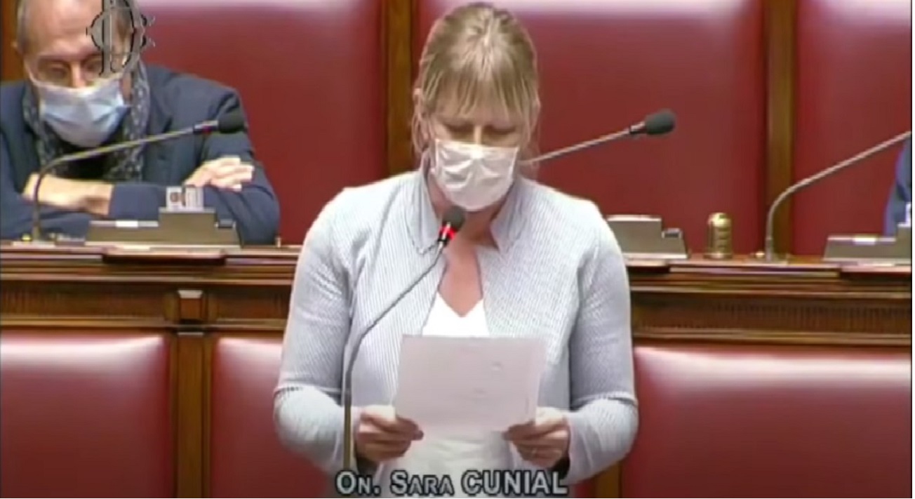 Sara Cunial alla Camera: “i vostri decreti servono a farci morire non a vivere”