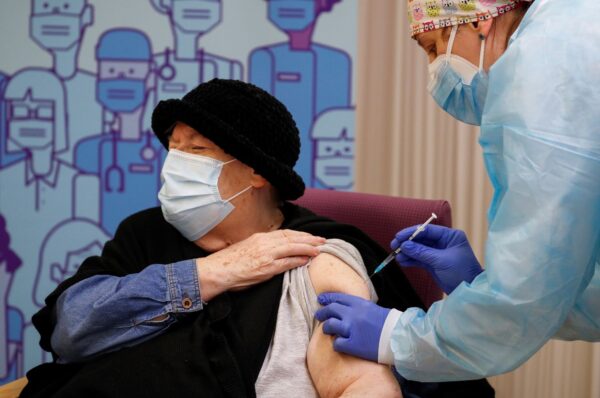 Positiva al coronavirus un'infermiera che vaccinava contro il covid-19 in una casa di cura a Lleida