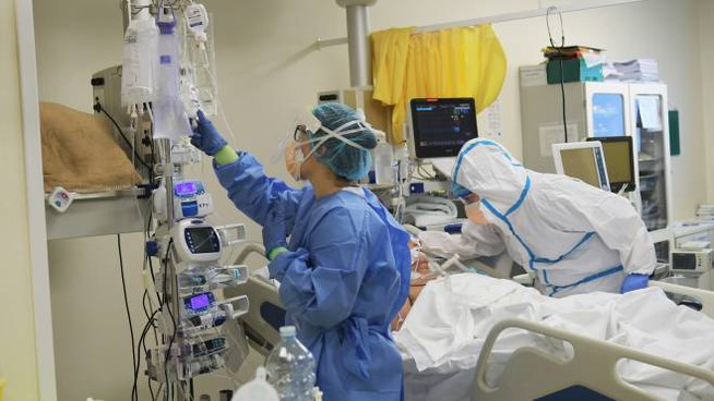 «Tra dieci minuti muori», le parole choc del medico al paziente covid in fin di vita