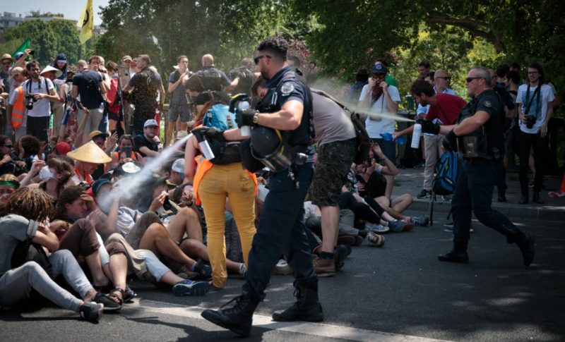 La Francia punirà chi riprende le violenze della polizia