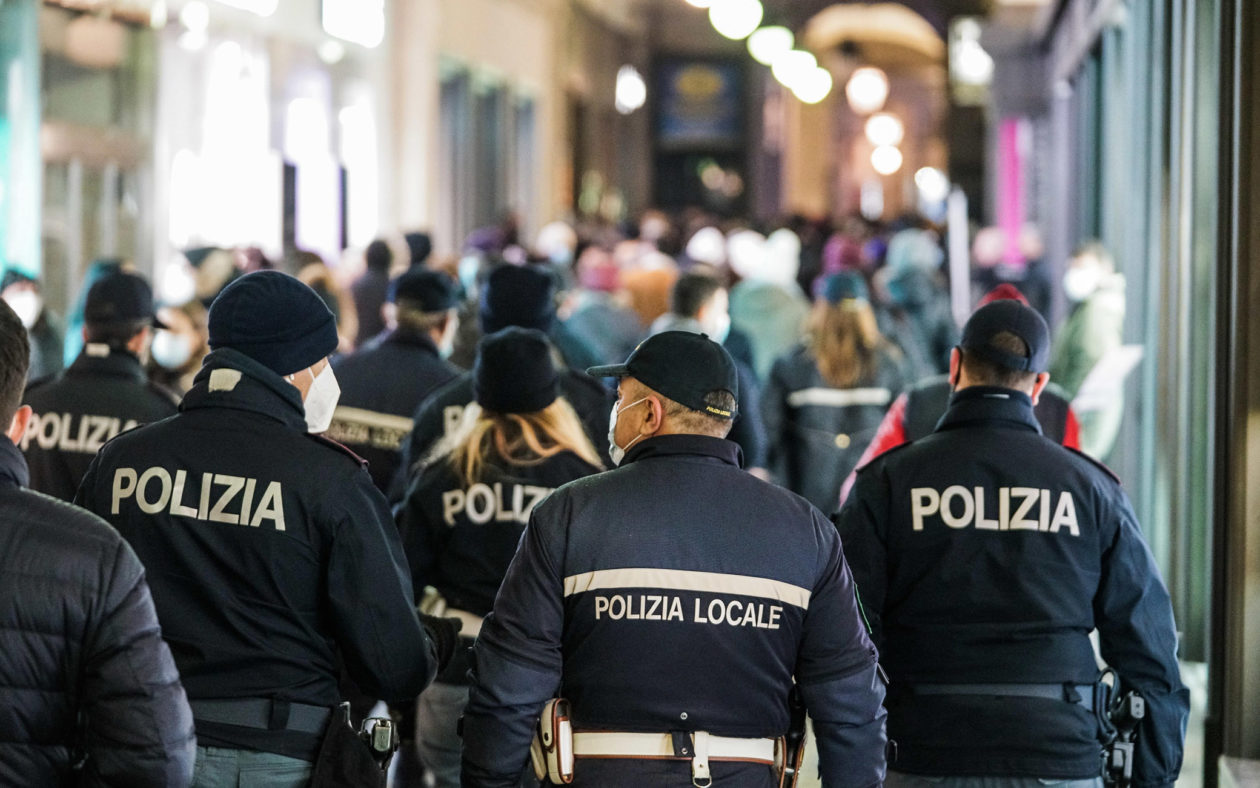Coronavirus Covid 19 Controlli delle forze dell'ordine tra la folla dello shopping natalizio.