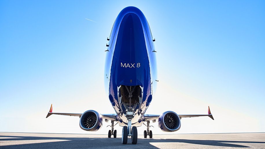 Il 737 MAX è ritornato a volare, ma il vero pericolo per Boeing arriva dalla Casa Bianca