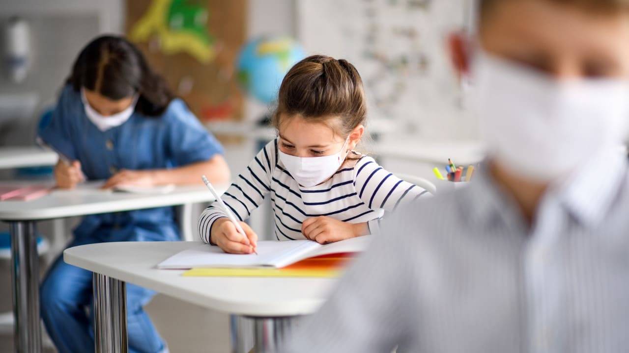 bambini-con-mascherina-a-scuola-
