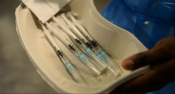 Medico greco ricoverato in terapia intensiva dopo la somministrazione del vaccino Pfizer