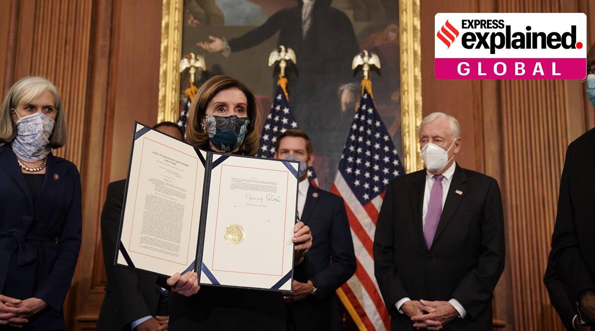Nancy Pelosi espone l'articolo firmato dell'impeachment al Campidoglio di Washington ieri