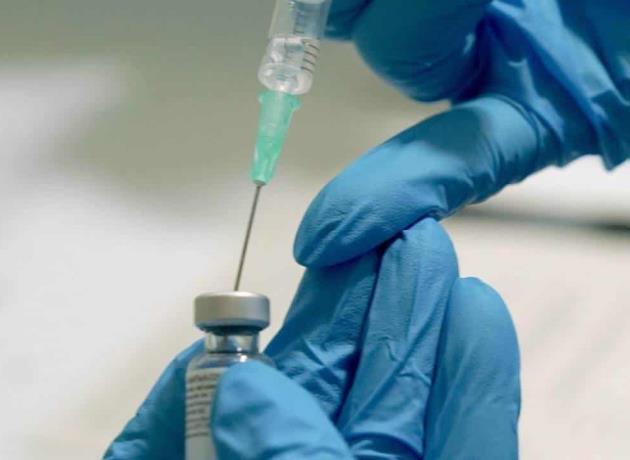 Dottoressa grave dopo l'iniezione del vaccino Pfizer