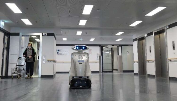 Il loquace robot delle pulizie di nome Franzi all’opera nell’ospedale di Neuperlach