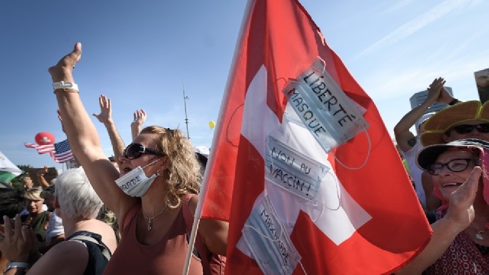 Centinaia in Svizzera contro le restrizioni COVID-19