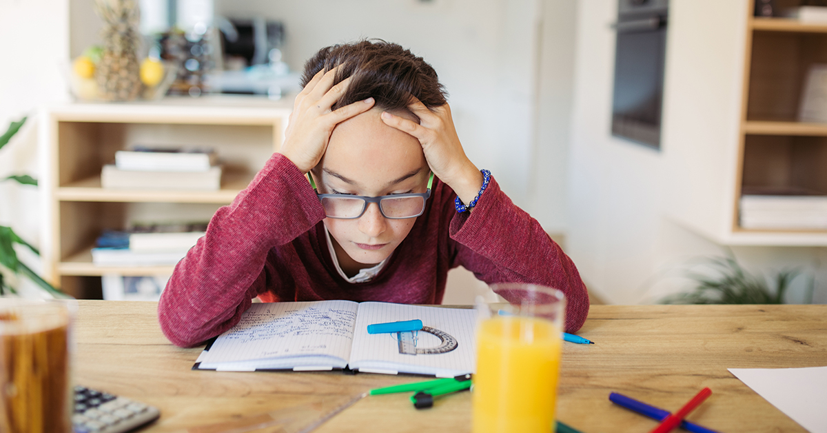 Bambino frustrato dalla didattica a distanza