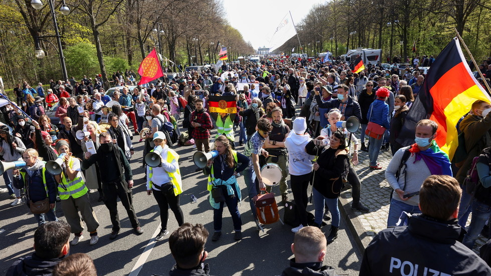 A Berlino migliaia di persone manifestano contro le restrizioni COVID-19