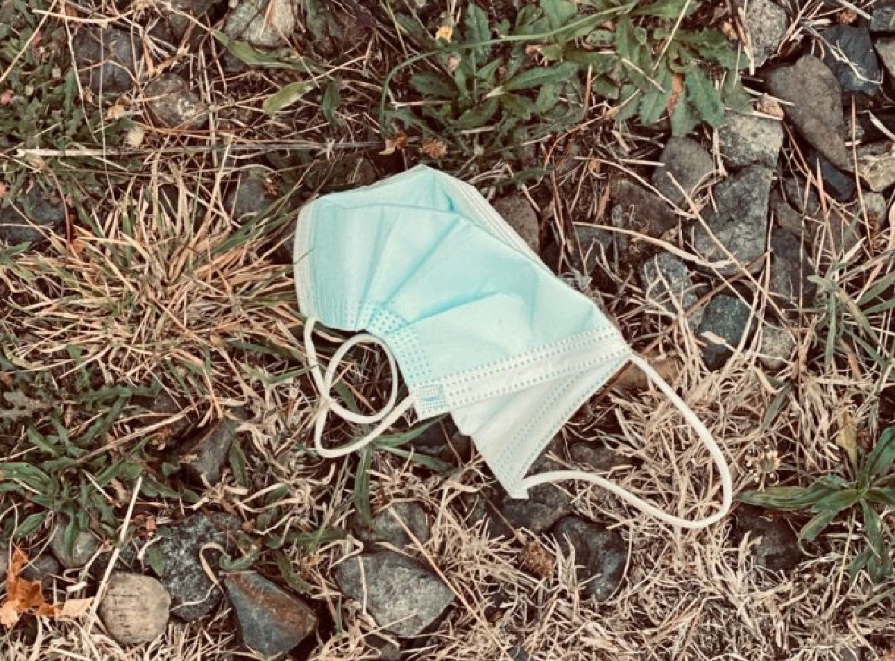 Mascherine e guanti monouso per la COVID: il costo ecologico