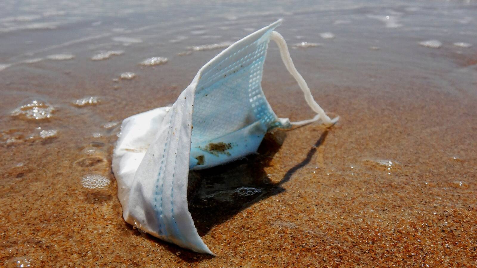 Metalli pesanti e microfibre nelle mascherine: danni per salute e ambiente