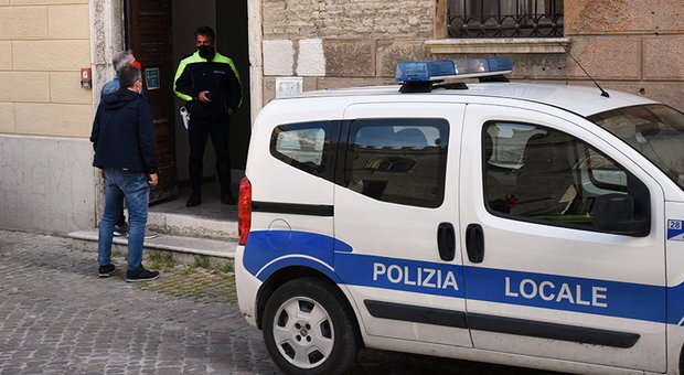 Polizia municipale di Fano intervenuta a scuola per prelevare il ragazzino