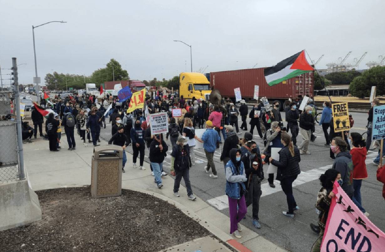Manifestanti bloccano lo scarico di navi israeliane a Oakland