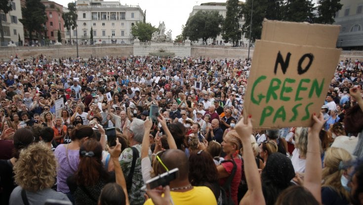 Manifestare a oltranza, ogni sabato in ogni città. Fino all'annullamento del green pass.