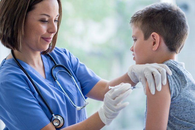 Vaccinare i minori contro il covid è illegale