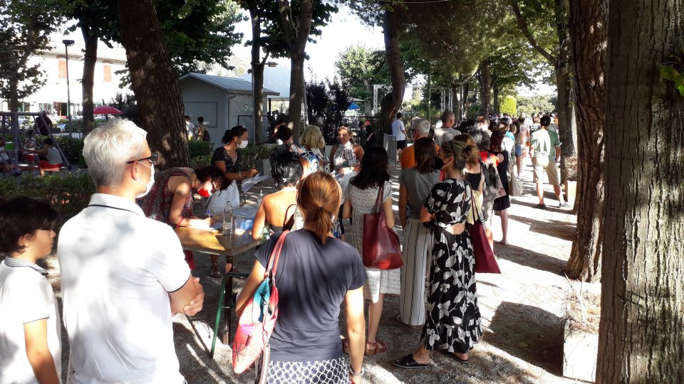 Persone in fila per firmare la petizione