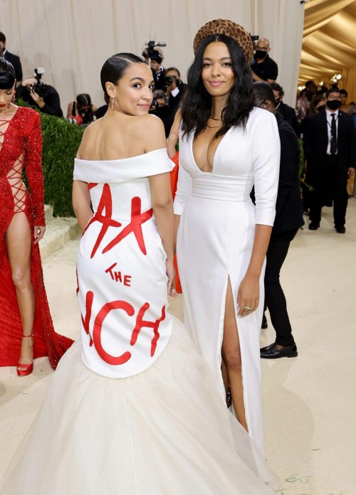 Alexandria Ocasio Cortez met gala