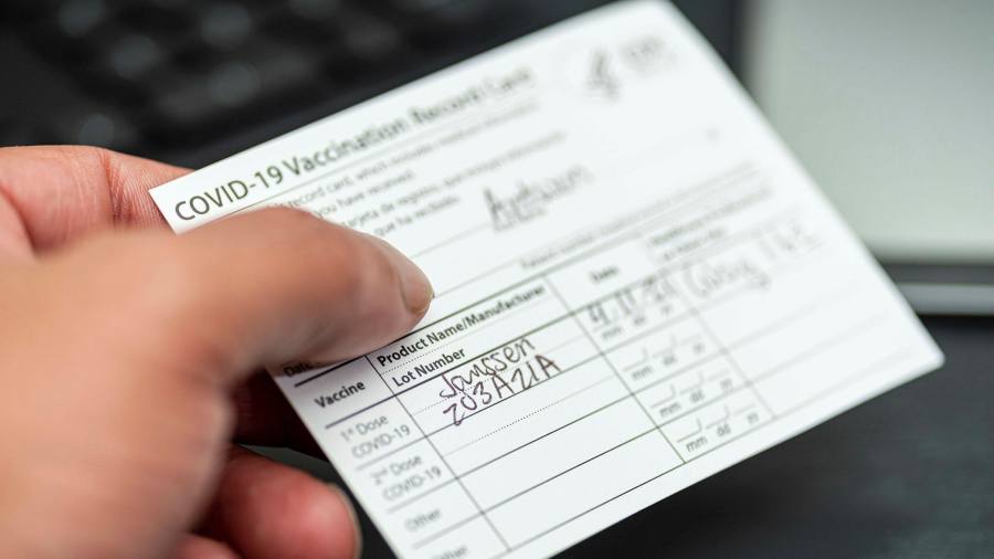 Regno Unito: le aziende messe in guardia dalla discriminazione vaccinale