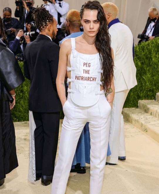 Cara Delevigne met gala