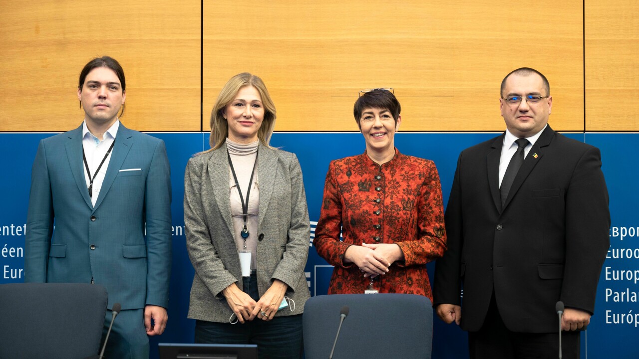 Gli europarlamentari contro il green pass obbligatorio
