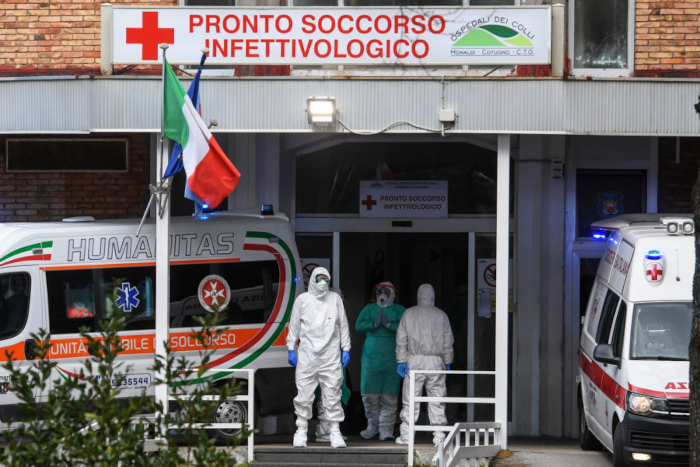 Medici d'emergenza all'esterno di un Pronto Soccorso