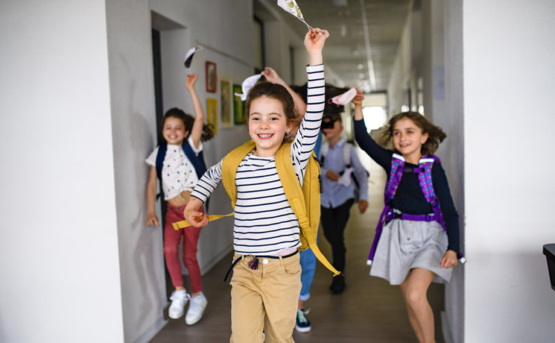 Il Florida Board of Education taglia i finanziamenti ai distretti scolastici che costringono gli studenti ad indossare le mascherine