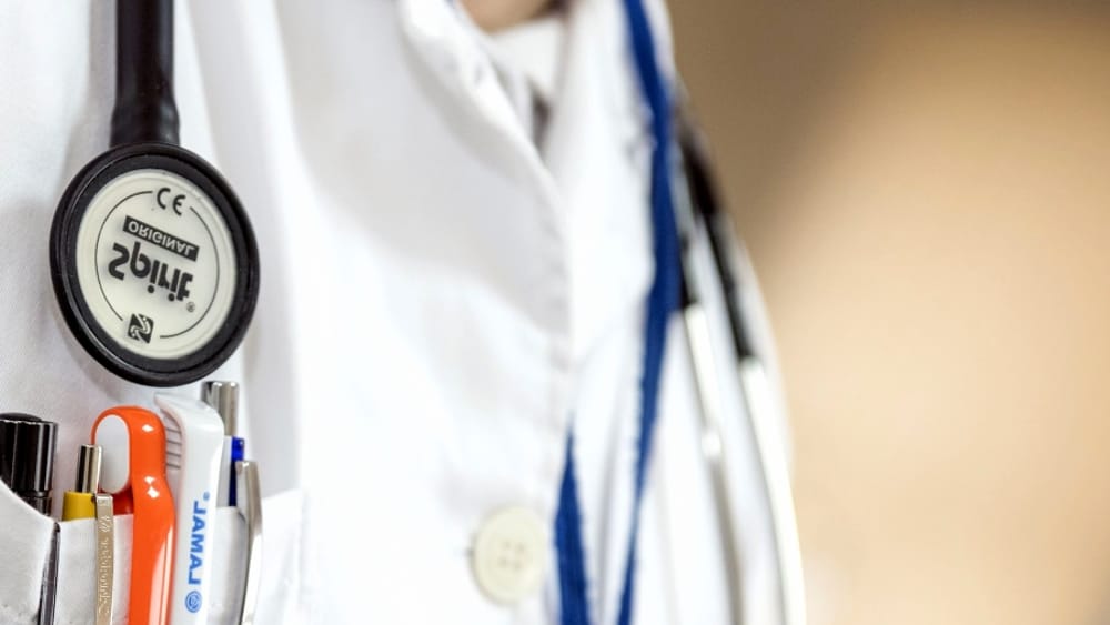 Grave lutto nel mondo della medicina napoletana. Si è spento il dott. Bernardo Cozzolino, medico di famiglia di Ercolano, stroncato dal Covid. Nonostante fosse vaccinato con doppia dose di vaccino, Cozzolino ha perso la sua battaglia contro il virus dopo