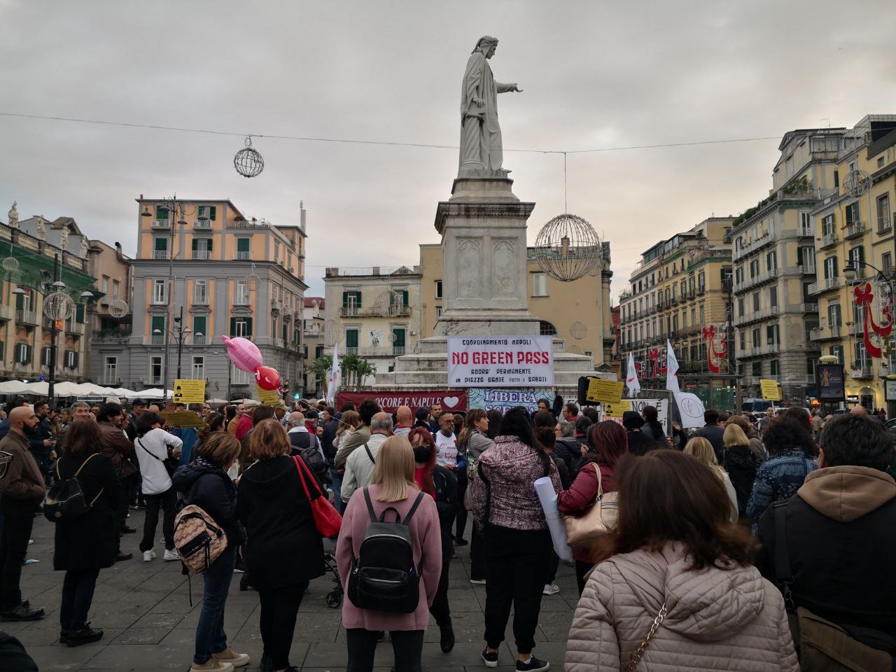 A Napoli neanche la pioggia ferma gli attivisti No! Green Pass