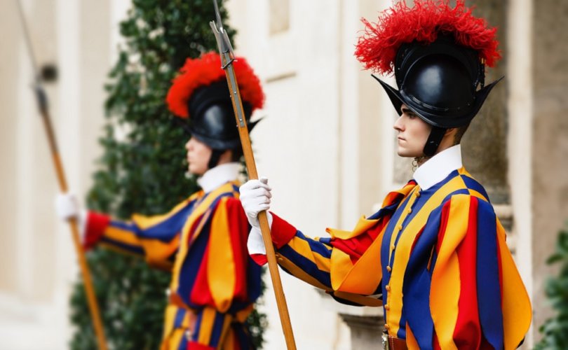 Una guardia svizzera definisce "scandaloso e inumano" l’obbligo vaccinale del Vaticano