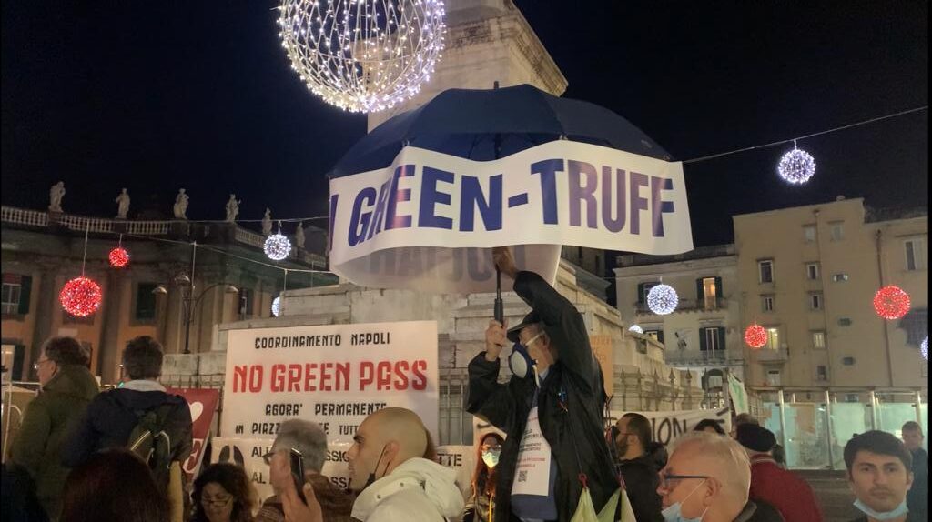 Napoli, Fulvio Grimaldi alla manifestazione No Green Pass: "Ci stanno portando alla Glebalizzazione"
