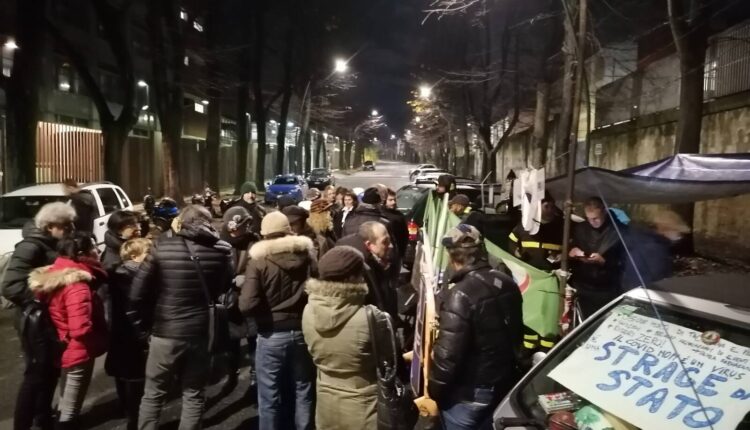 Il presidio permanente dei pompieri alla sede RAI di Napoli, via Marconi 9