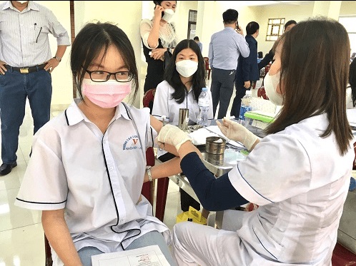 120 studenti ricoverati dopo vaccino lotto Pfizer in Vietnam