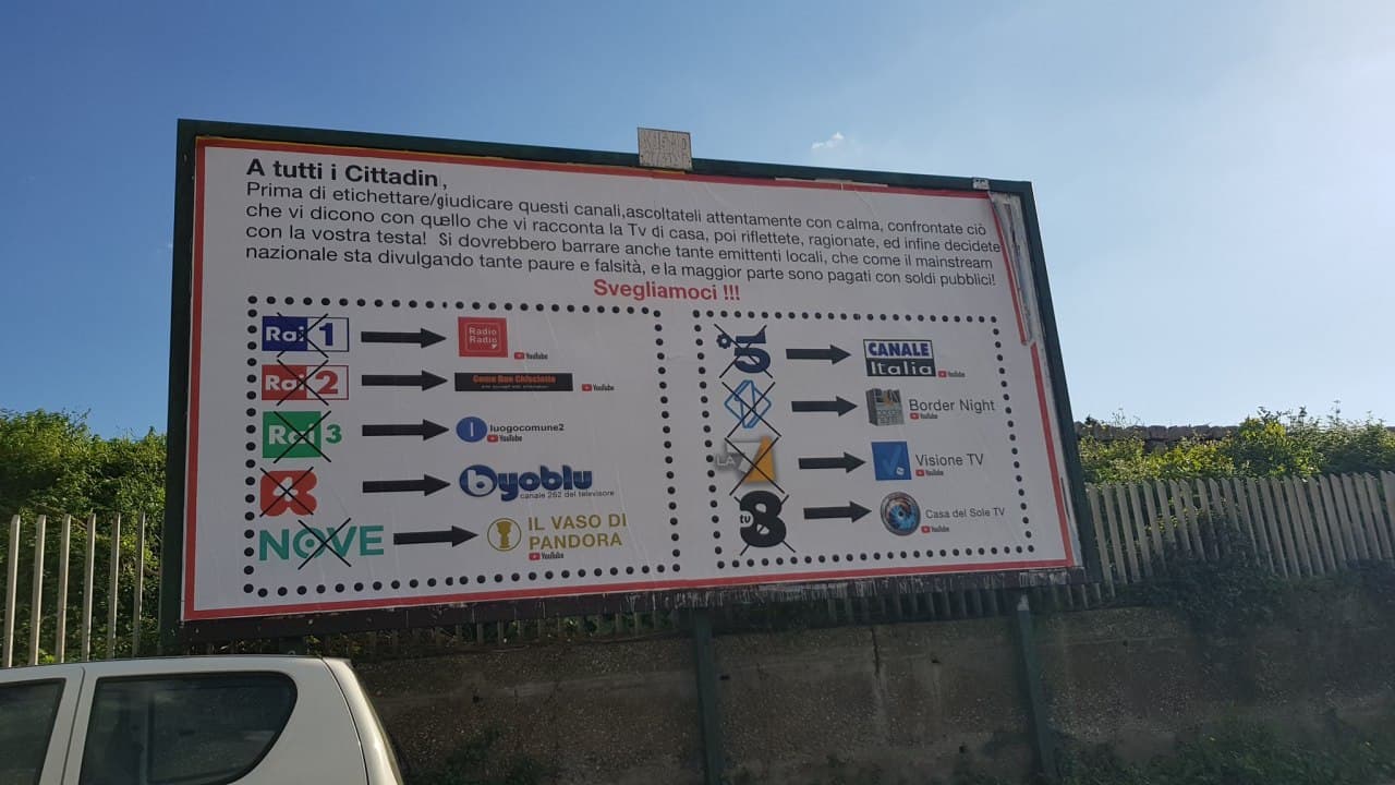 A Lamezia Terme un cittadino espone un cartellone esortando a guardare la libera informazione