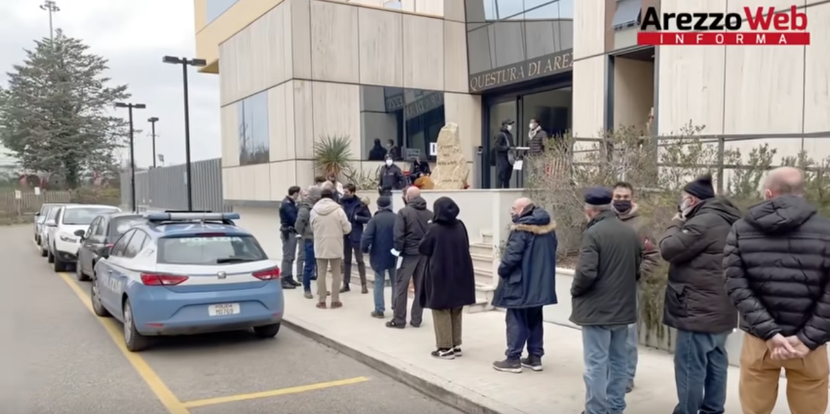 Arezzo cittadini in coda per denunciare Draghi