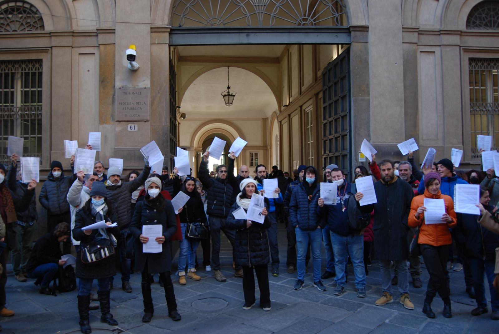 Folla davanti al tribunale per denunciare Draghi a Lucca