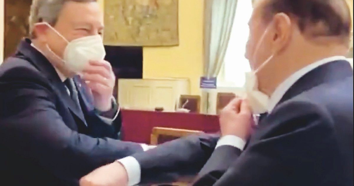 I due vecchi amici, rottamatori della democrazia italiana, Mario Draghi e Silvio Berlusconi