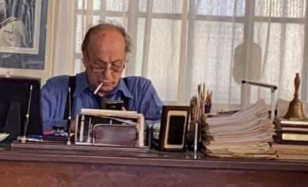 Il professore avvocato Augusto Sinagra nel suo studio