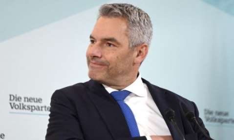 Inoculato con tre dosi, cancelliere austriaco positivo al Covid