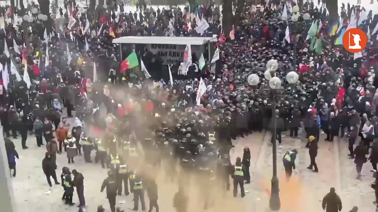 Kiev proteste davanti al parlamento_Moment