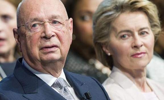 Klaus Schwab, fondatore del forum di Davos, e Ursula von der Leyen, presidente della Commissione Europea
