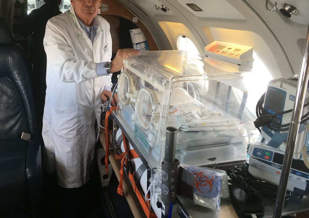 La culla termica del velivolo Falcon 900 predisposto dall'aeronautica per il trasporto d'urgenza di neonati